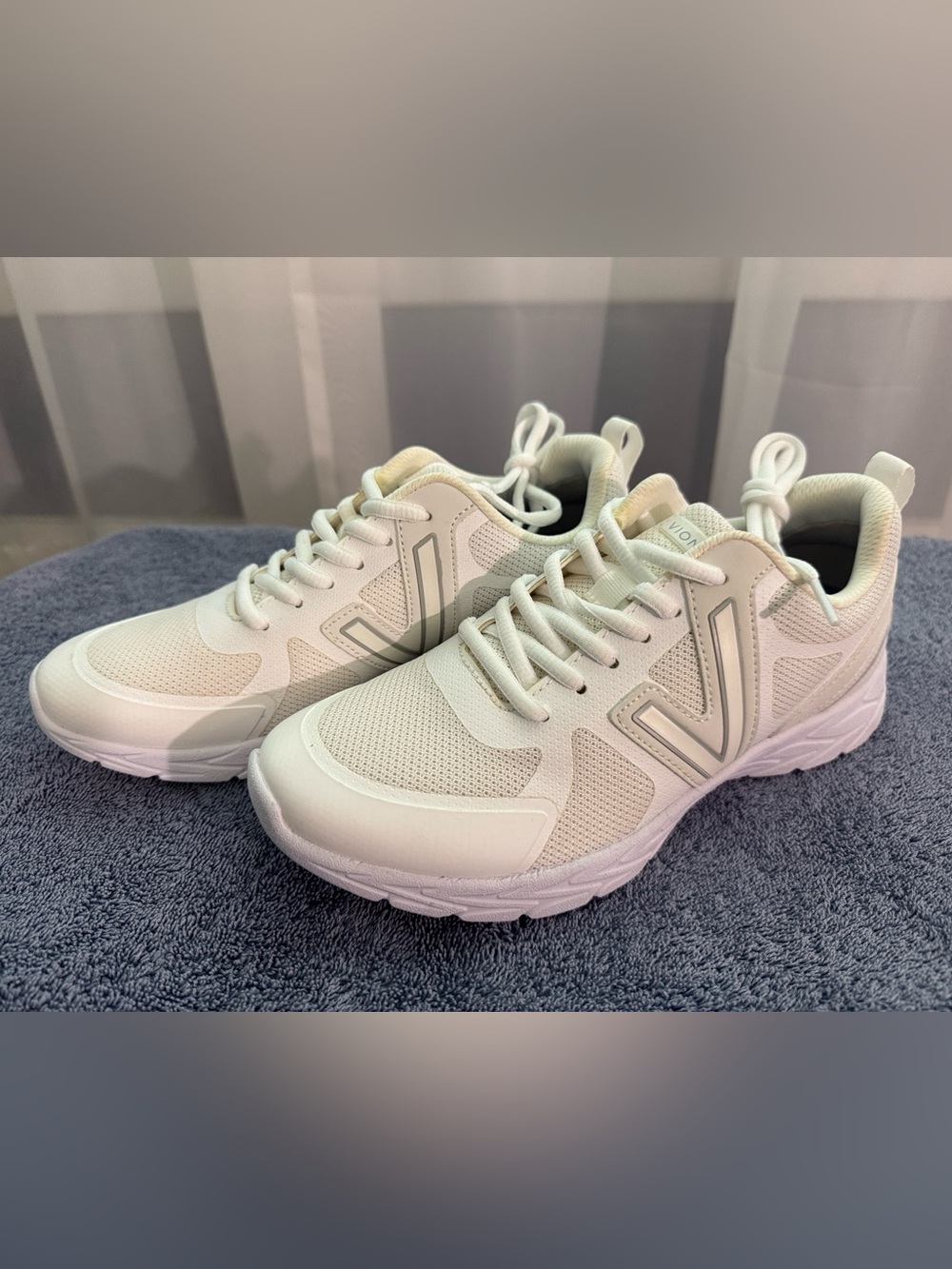 Women's Vionic White “Miles II” Athletic Sneakers Walking Shoes Size 6 NEW